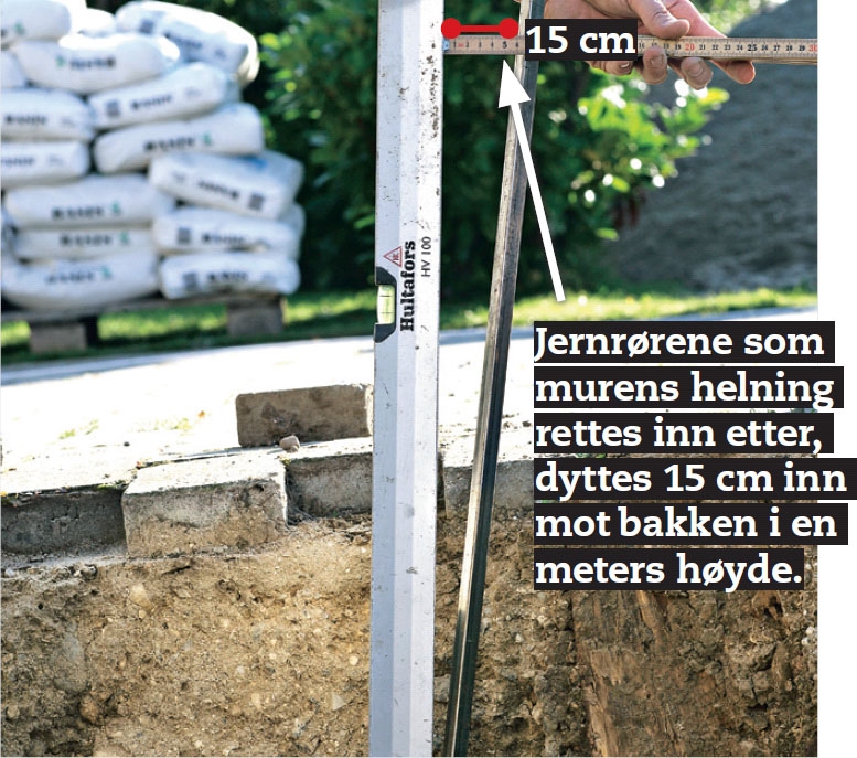 Flott hagemur i gatestein: Snora sitter på to jernrør.