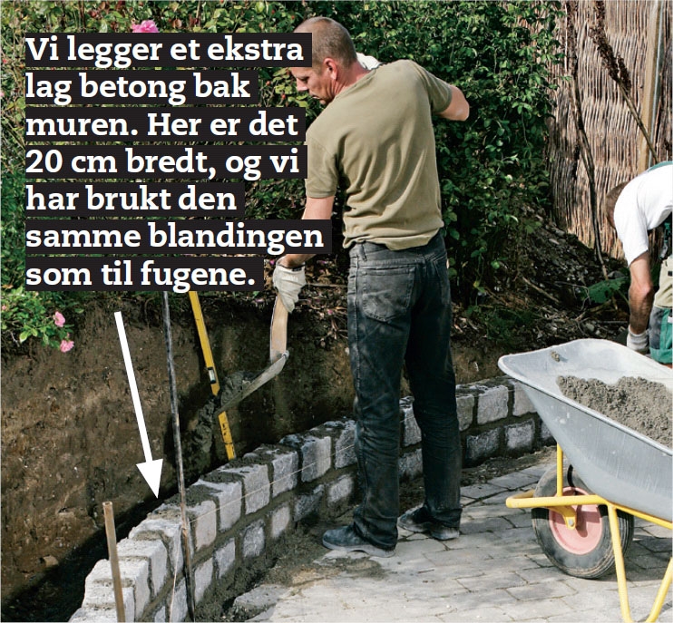 Flott hagemur i gatestein: Hell betong bak muren
