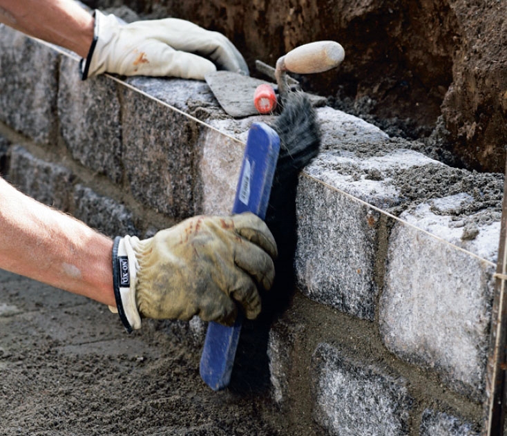 Flott hagemur i gatestein: Gatesteinene rengjøres