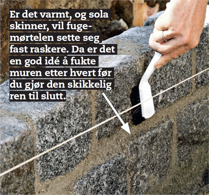 Flott hagemur i gatestein: Dynk steinene med vann