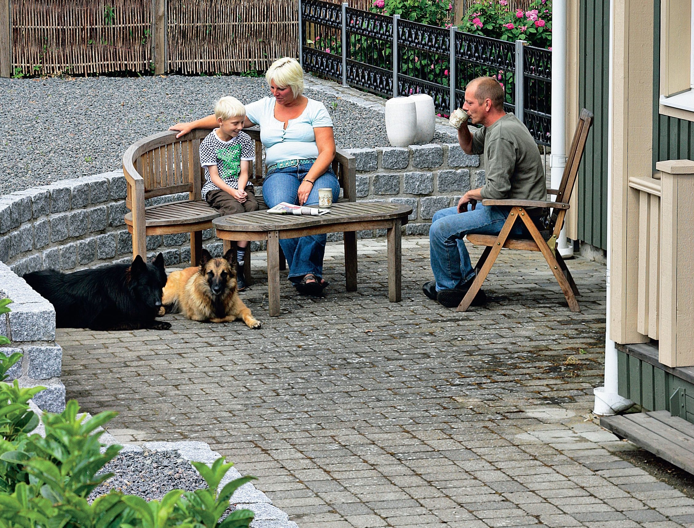 Flott hagemur i gatestein: Hagemuren er ferdig