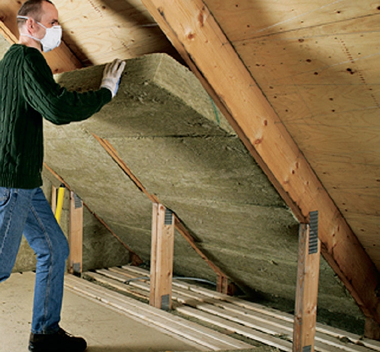 Utnytte knevegger: Deretter isolerer du mellom sperrene