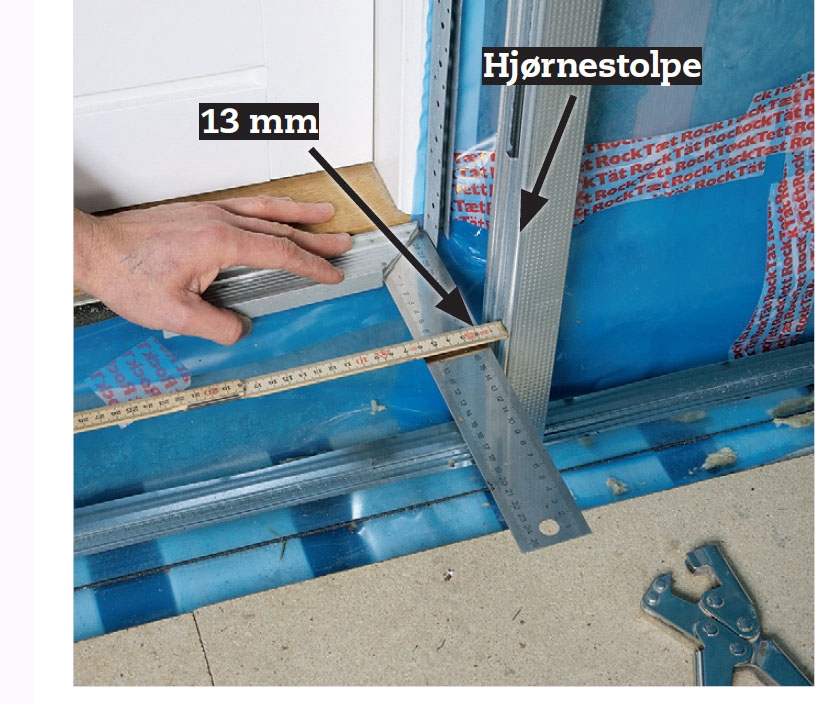 Utnytte knevegger: Hold en vinkel mot karmen, og skyv den opp til kantprofilet