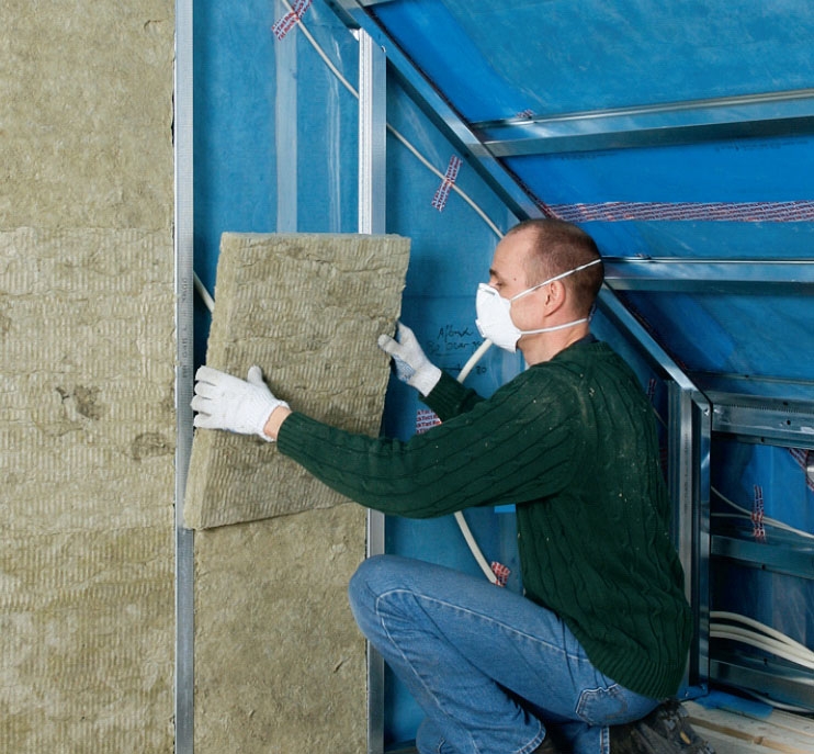 Utnytte knevegger: Det siste laget isolasjon monteres