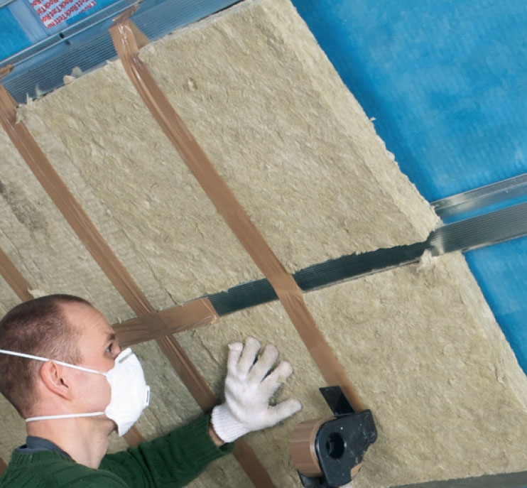 Utnytte knevegger: Hold fast det siste laget med isolasjon med pakketeip