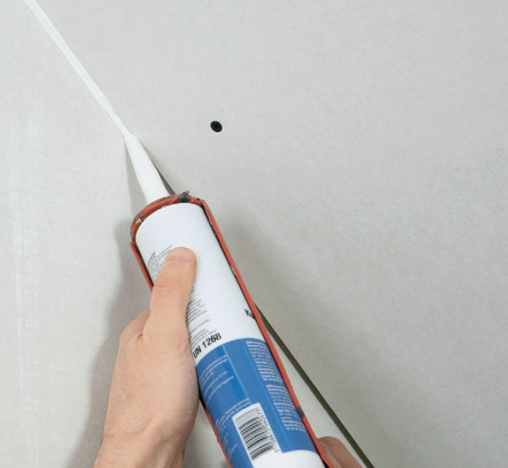 Utnytte knevegger: Når det første laget med gips er satt opp, skal du fuge langs kantene