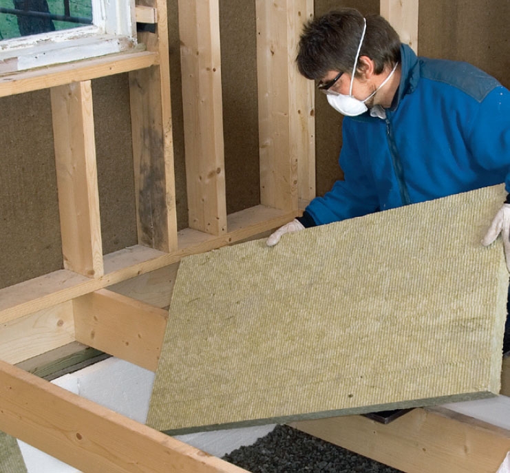 Jäykistä eristelevyistä sahataan pari kappaletta