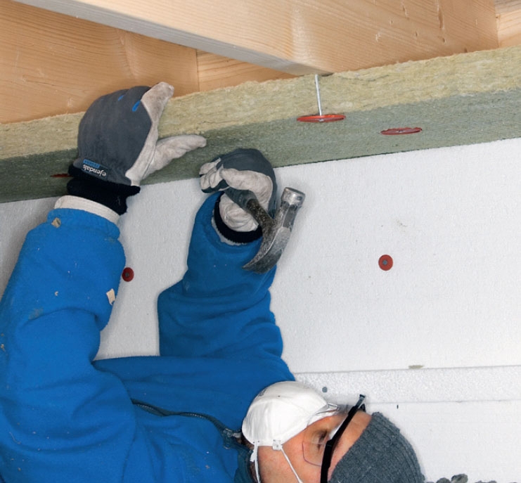 Lyömme kolme 100 mm:n naulaa jokaiseen levyyn jokaista palkkia kohti