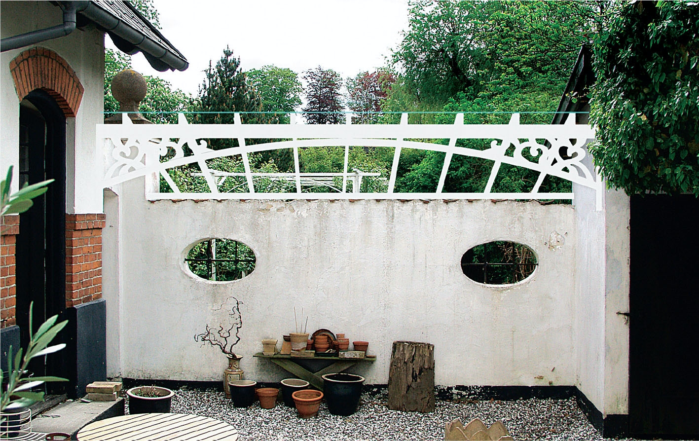 Glasstak til den overdekkede terrassen: Det luftige og lette glasstaket gir ly og le på den lille uteplassen.