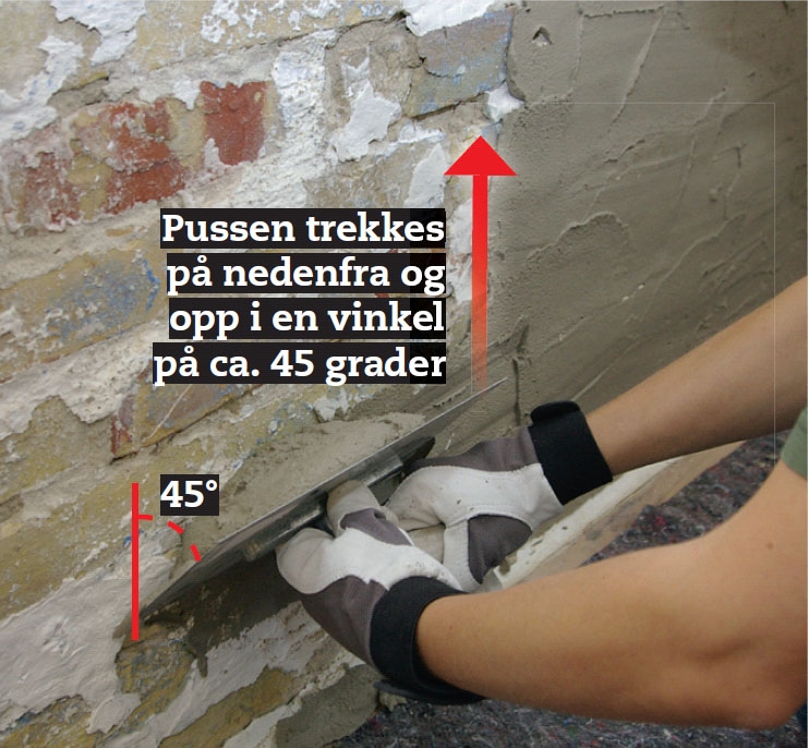 Pusse murvegg i kjeller: Pussen trekkes på i rolige bevegelser