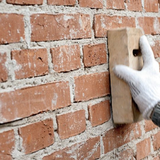 Murpuss: Framspringende puss skrapes av med en stein