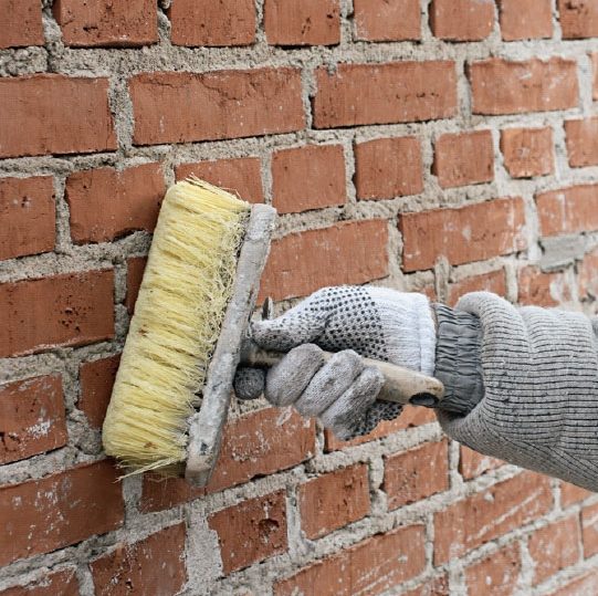 Murpuss: Murverket vannes godt med en kost