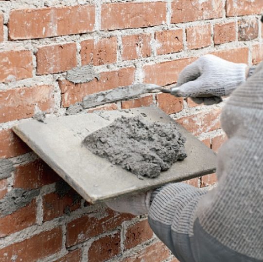 Murpuss: Fugene fylles med frisk mørtel