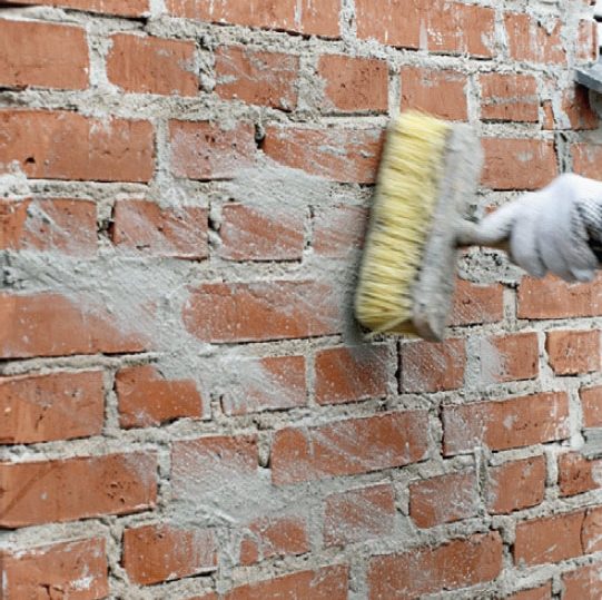 Murpuss: Med en fuktig kost glattes reparasjonene