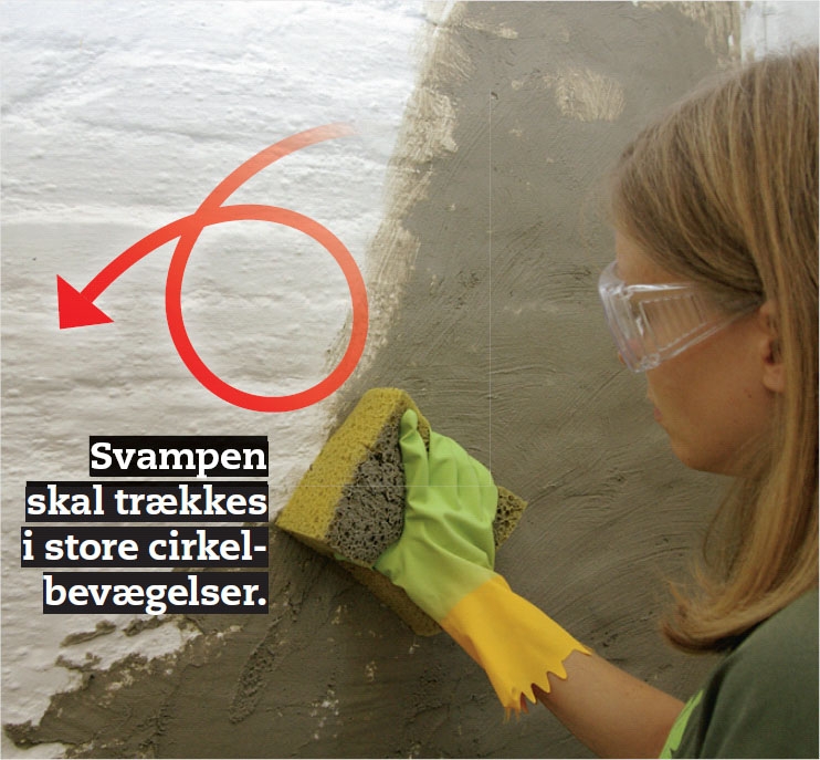 Pudsning af kældervæg: Pudsoverfladen filtses med svamp eller filtsebræt