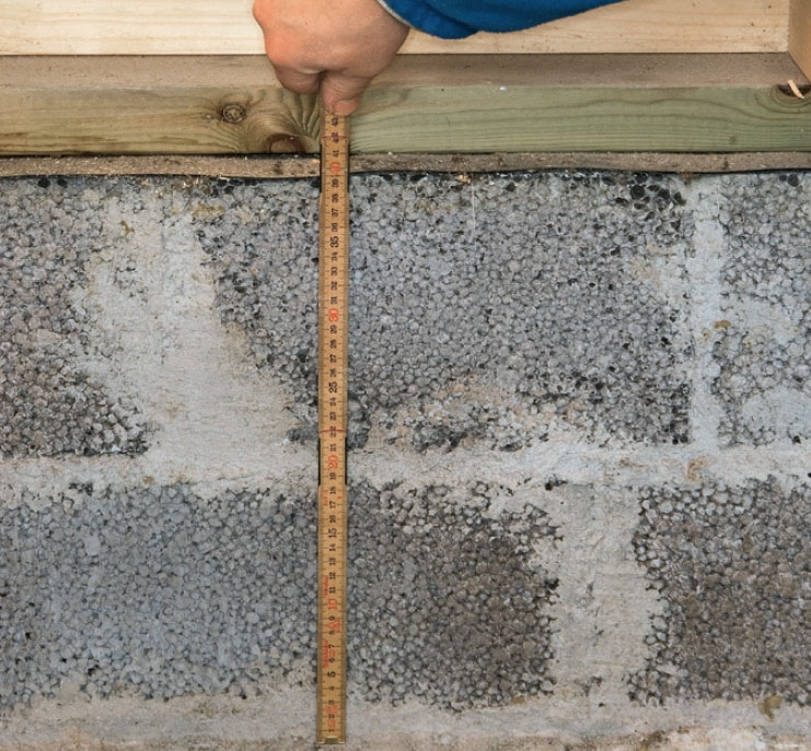 Isolering af krybekælder: Mål afstanden fra undersiden af gulvbjælkerne