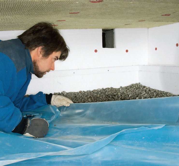 Isolering af krybekælder: Fugtspærren bredes ud under den nye isolering