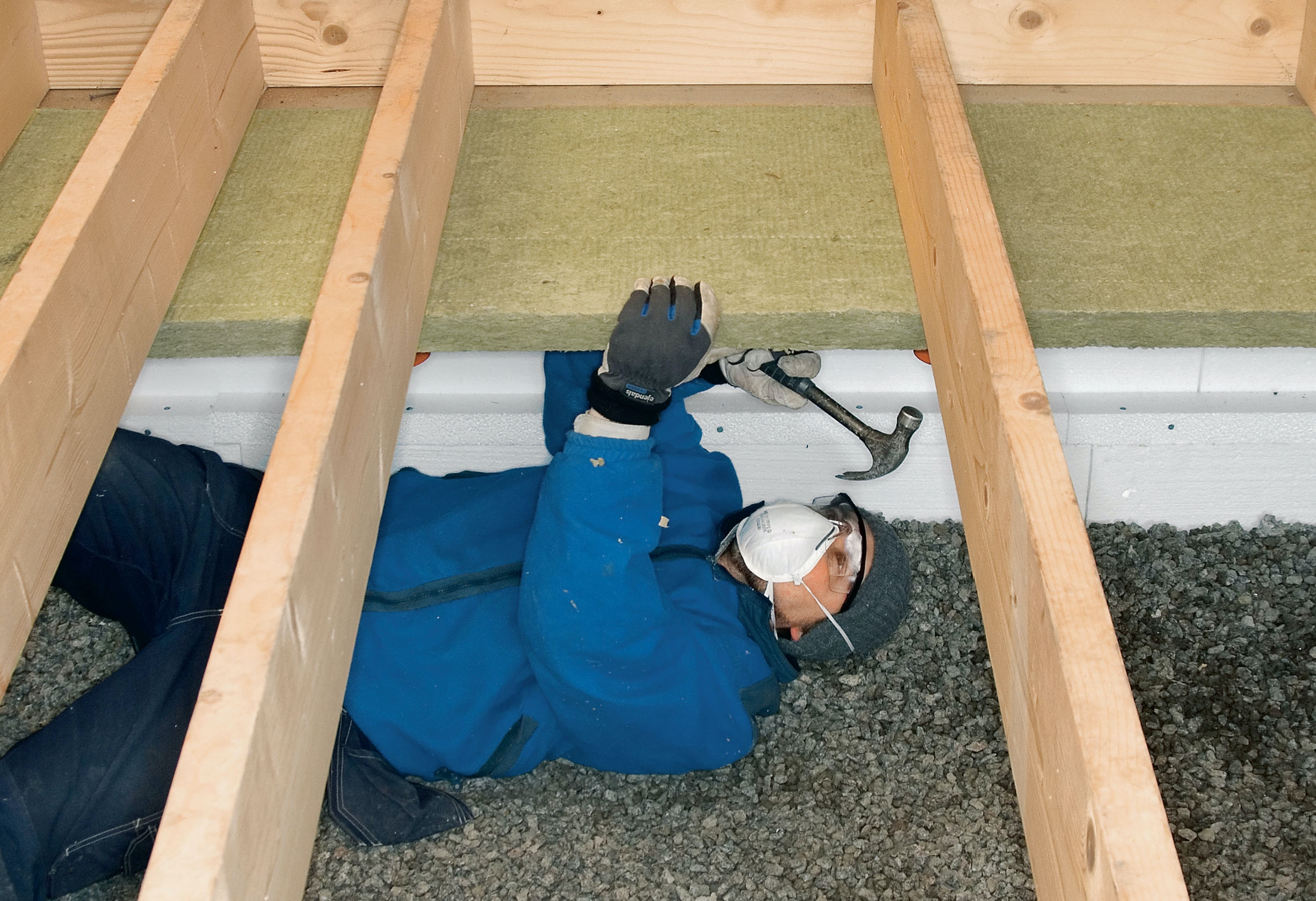 Isolera av golv över krypgrund