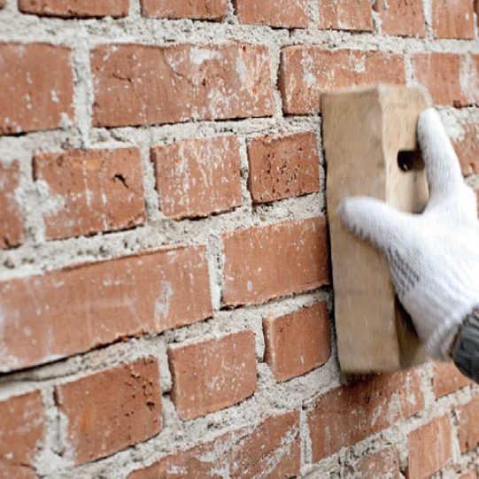 Putsa vägg: Utstickande puts skrapas av