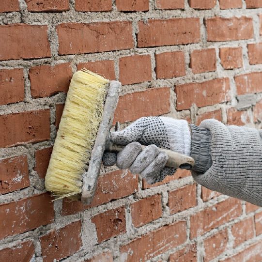Putsa vägg: Murverket fuktas väl med en borste