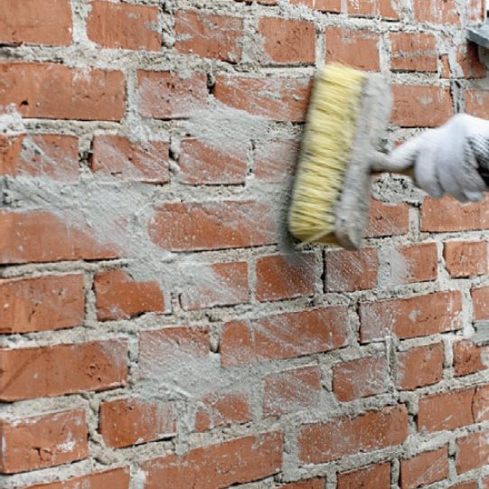 Putsa vägg: Med en fuktig murarborste slätas lagningarna ut