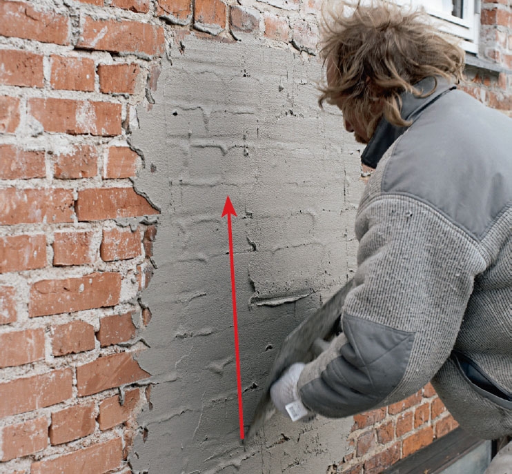 Putsa vägg: På samma sätt som den tunna putsvarianten lägger du först på bruk med en stålskånska