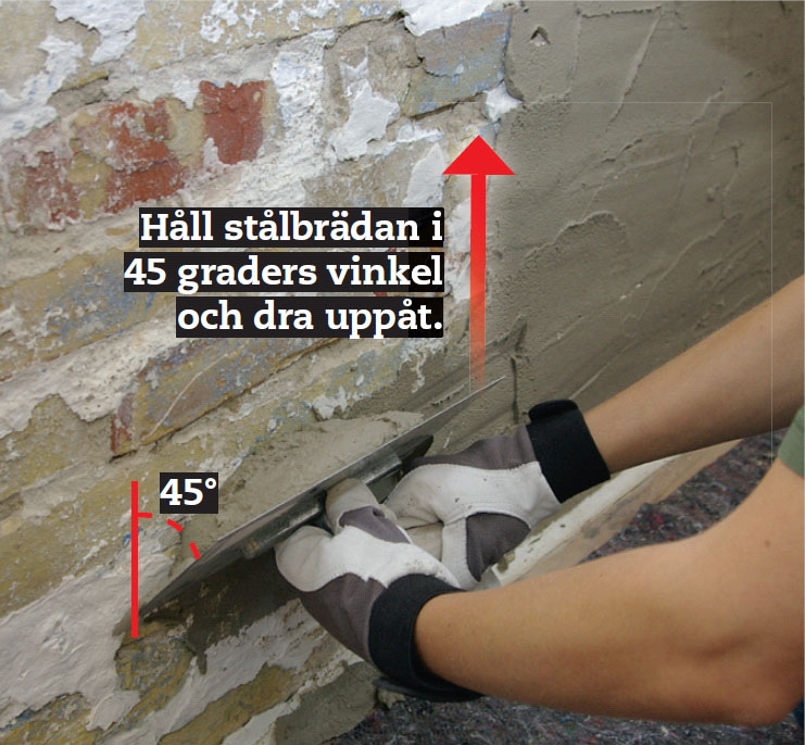Laga fuktskadad vägg: Putsen läggs på med stålbräda, som sakta dras uppåt