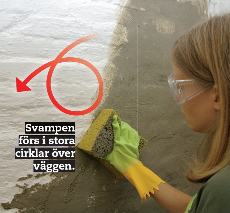 Laga fuktskadad vägg: Putsbruket ska nu putsas med svamp eller putsbräda