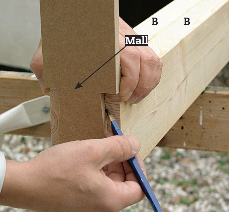 Glastak: Med en mall blir det lättare att markera laxstjärtfogens form på både balkens kortändar och på väggstöden.