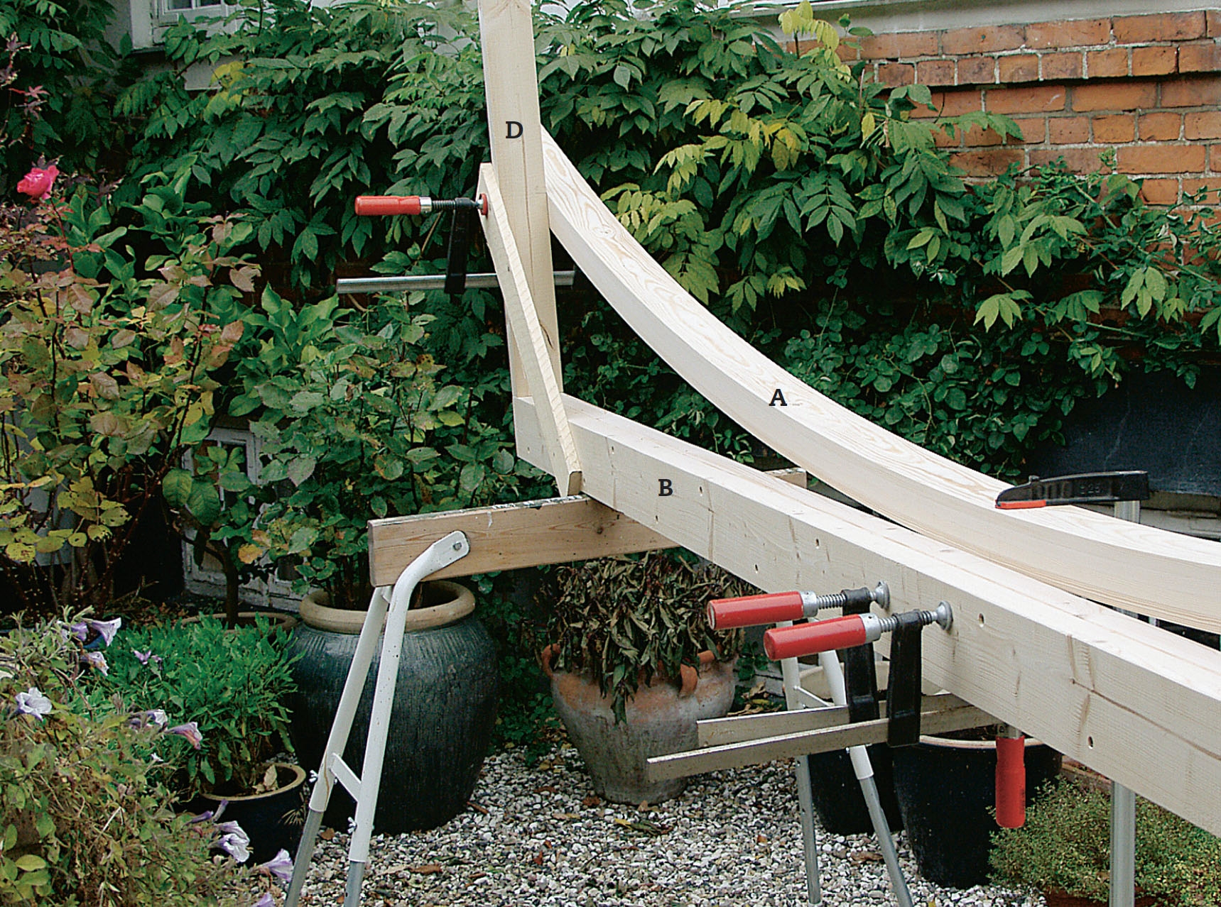 Glastak: Medan balken (B) och stödbrädorna (D) sitter ihop på prov och är fixerade i rät vinkel, placerar du bågen vid sidan av delarna och tvingar bågen i önskad form.