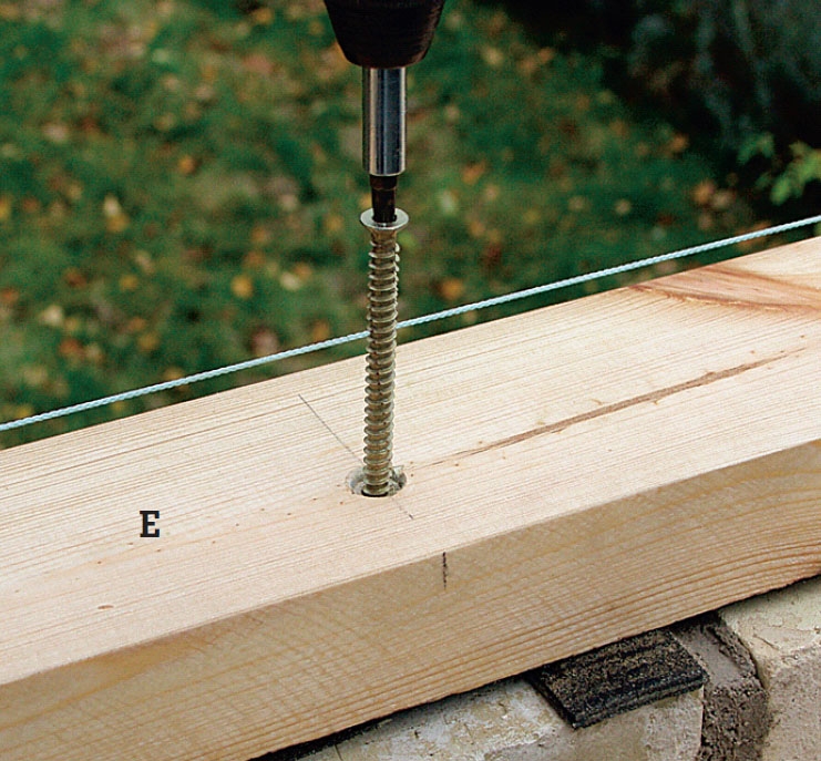 Glastak: Montera regeln, som ska bära sparrarna på muren.