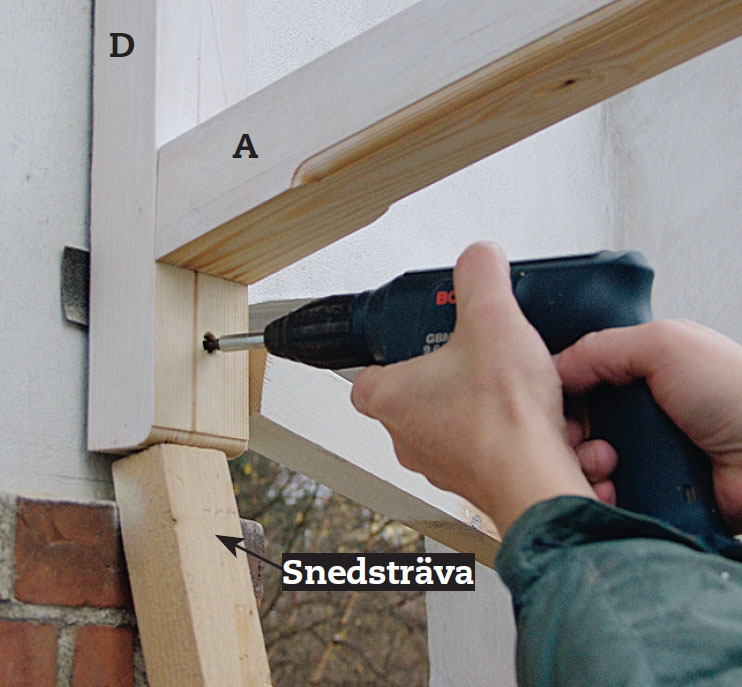 Glastak: Pressa hela konstruktionen på plats.