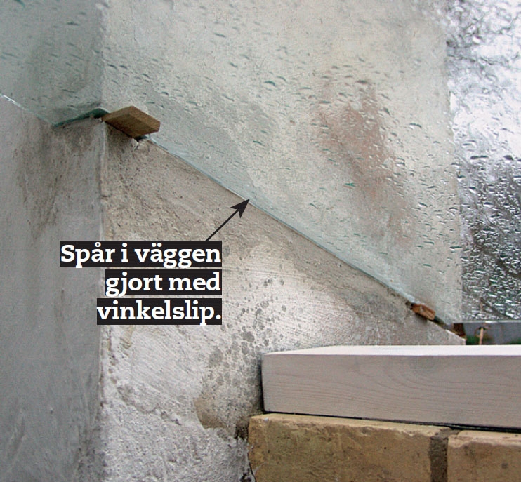 Glastak: De två yttre glasen skjuts in i väggen resp. muren i spår, som vi har gjort med vinkelslip.