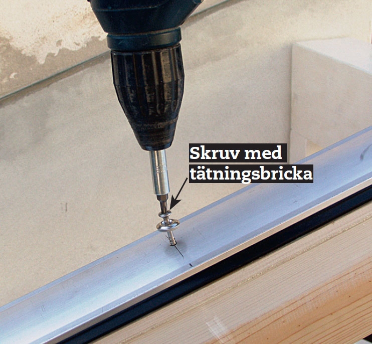 Glastak: Skruvarna, som håller fast aluminiumprofilerna, dras åt så hårt att profilen pressas ihop en aning.