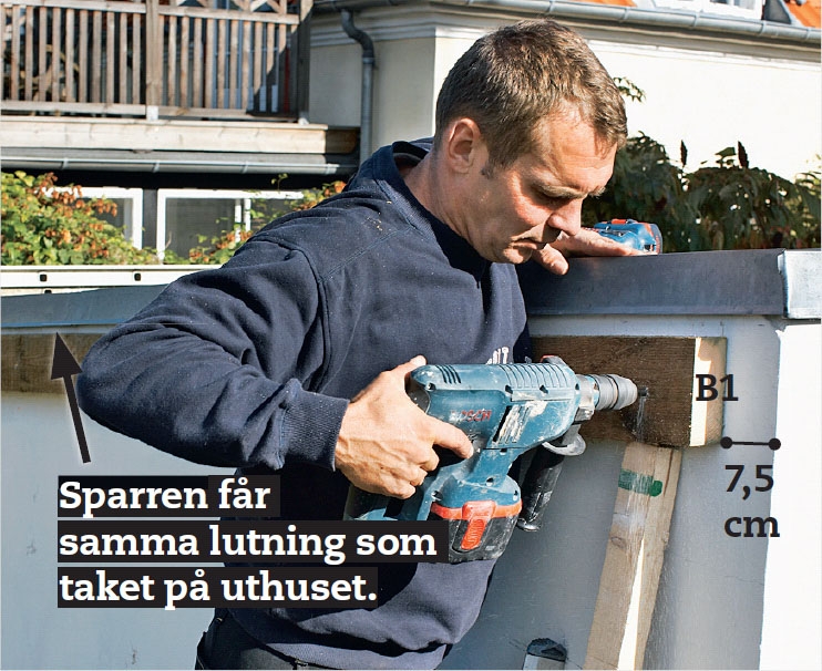 Bygga vedskjul mot vägg: Den första sparren ska monteras på gaveln