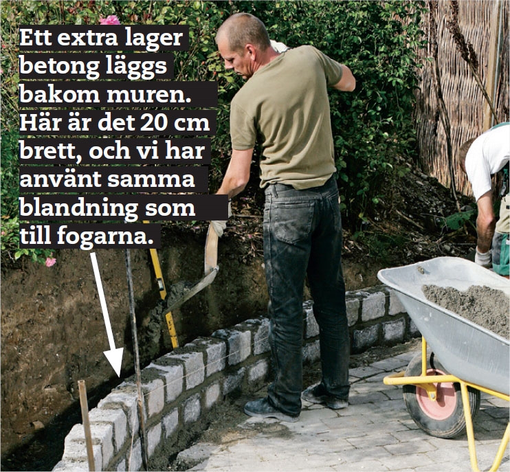 Bygga stenmur: Häll ner betong bakom muren