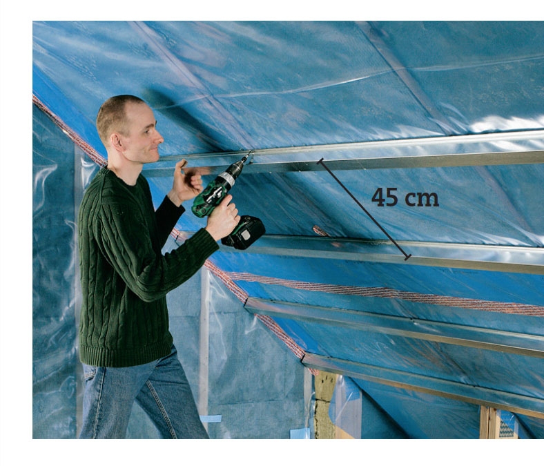 Inreda vind: Stålprofilerna fästs liggande på takstolarna med 45 cm c/c-avstånd