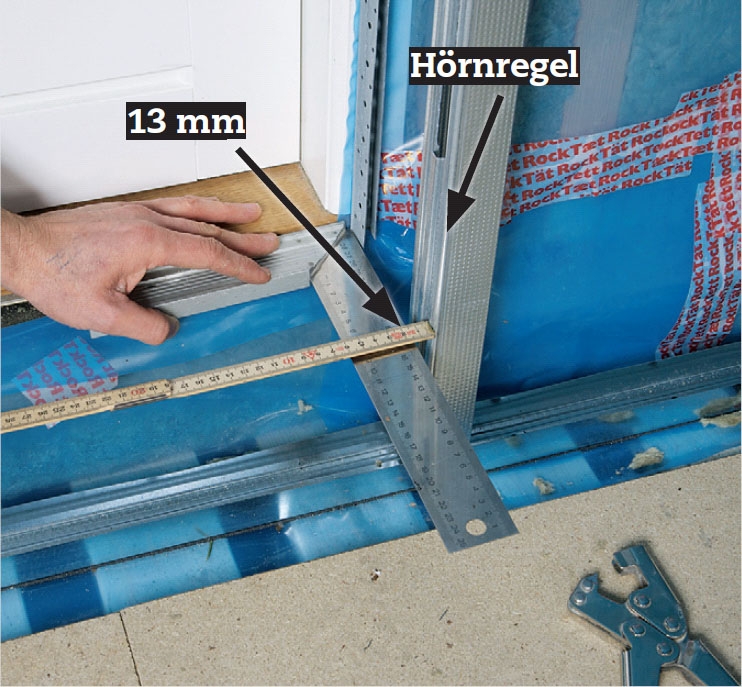 Inreda vind: Håll en vinkel mot karmen och skjut in den mot kantprofilen