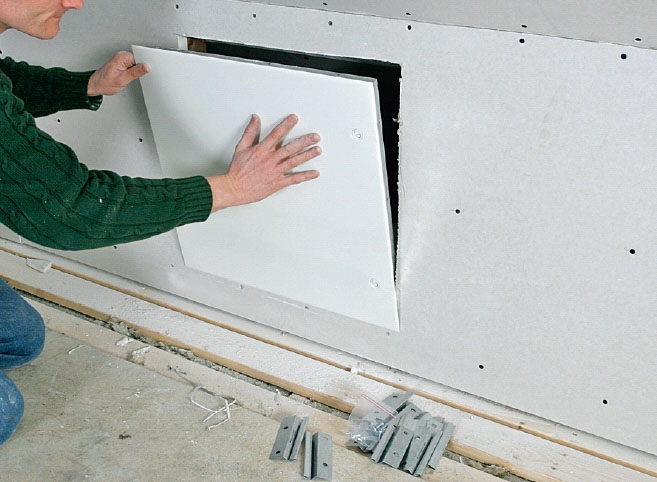 Inreda vind: Vi kollar att ramen till luckan passar i hålet