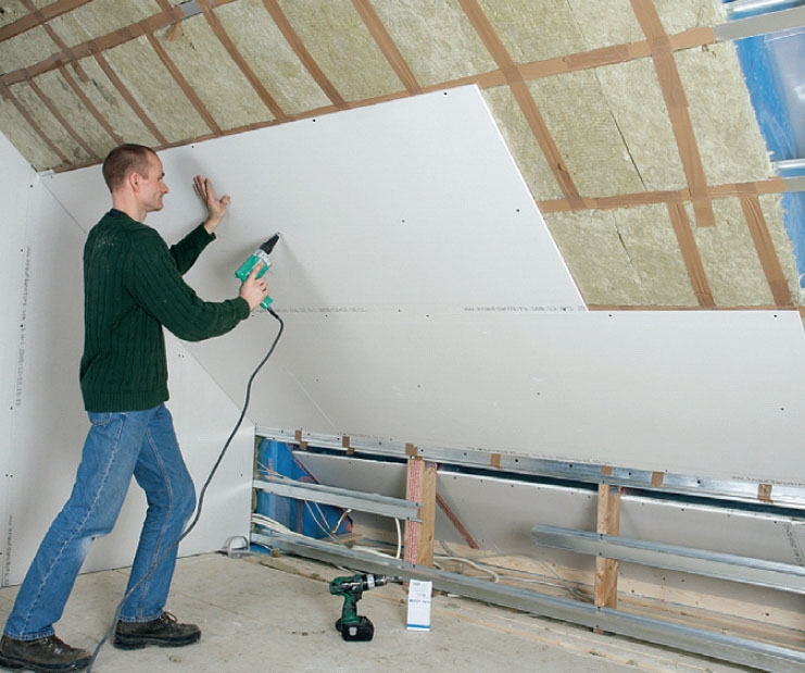 Inreda vind: Skruva fast gipsskivor på profilerna i snedtaket