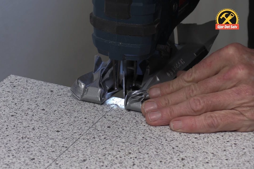 Sett teip på sålen til stikksagen