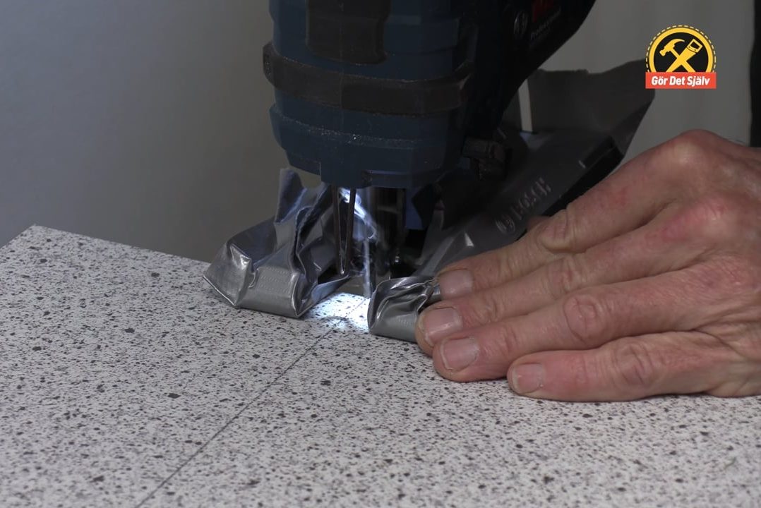 Sätt tejp på sticksågens sula