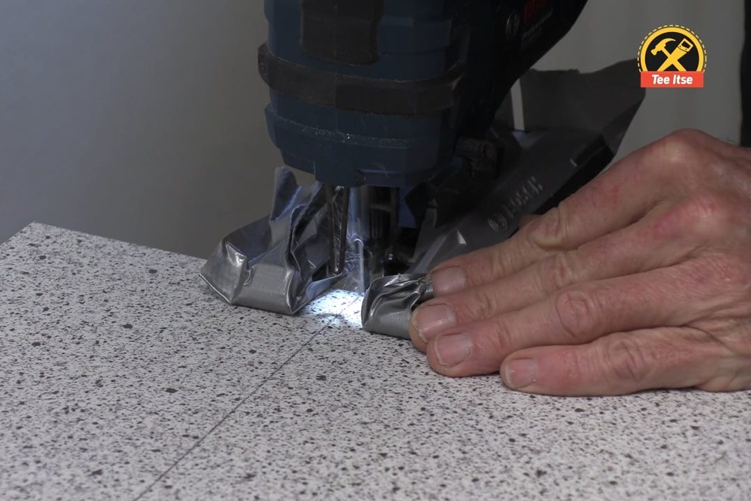 Liimaa teipit pistosahan pohjaan