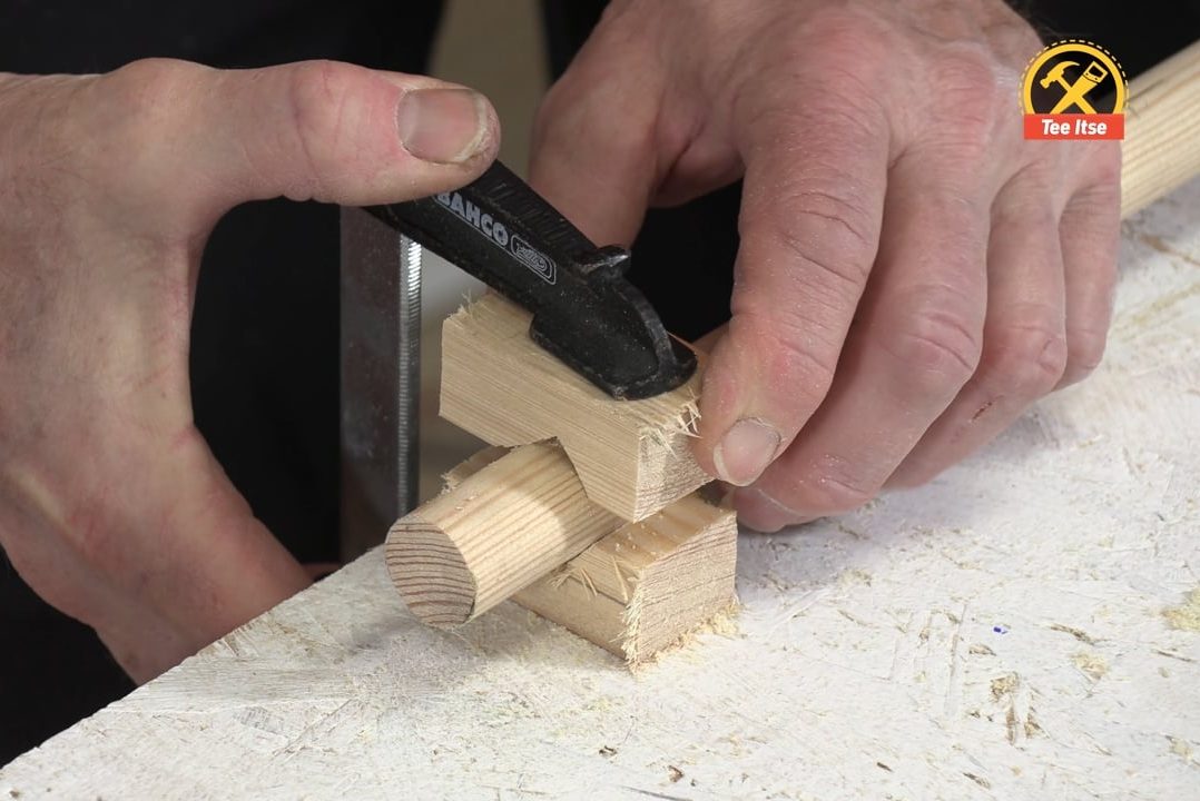 Pidike putkille ja pyörölistoille