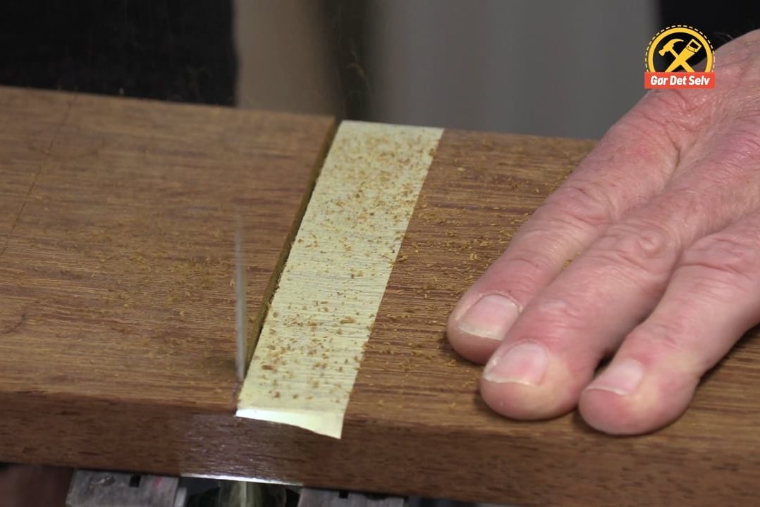 Tydelig opmærkning på mørkt træ