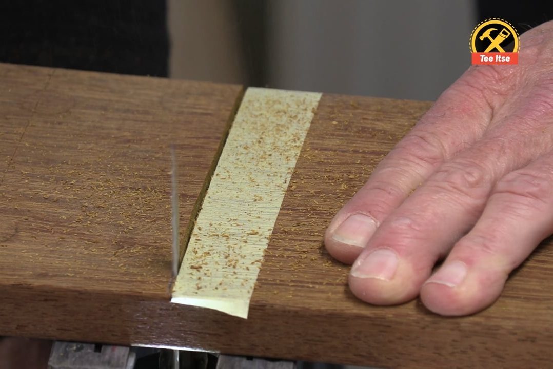 Selkeät merkit tummaan puuhun