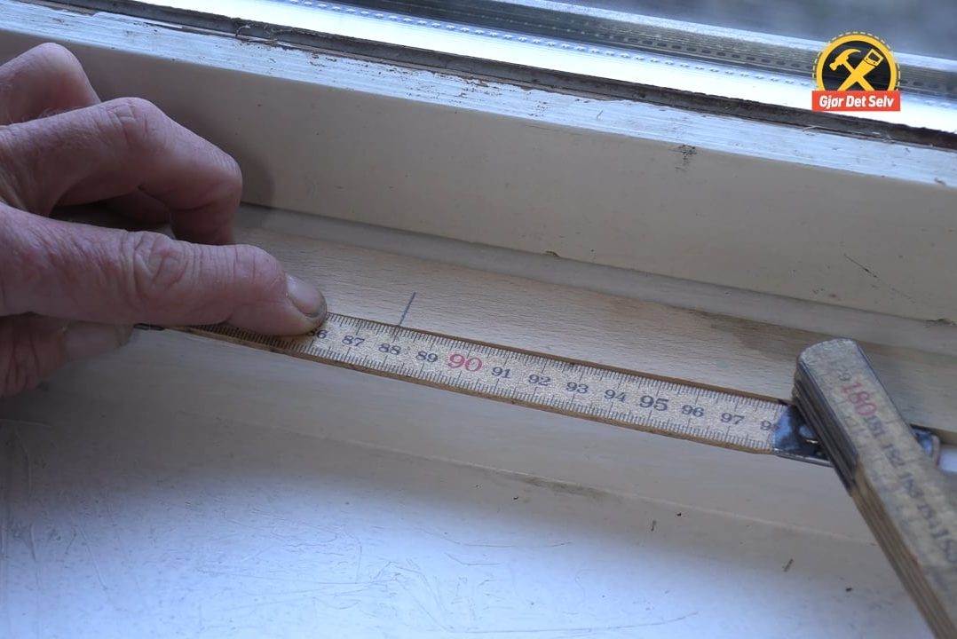 Innvendige mål med tommestokk