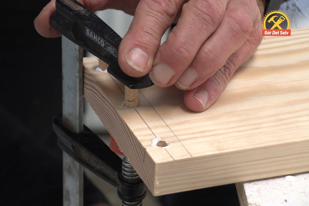 Tryk dyvler i med en tvinge