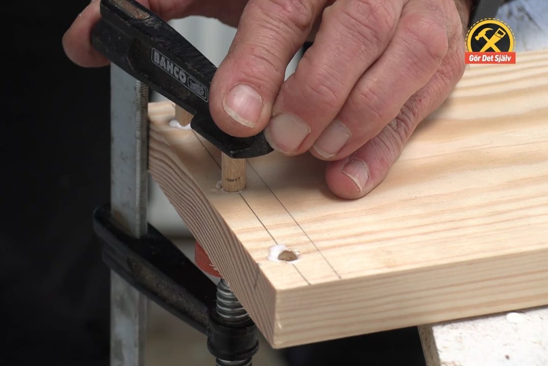 Tryck i plugg med en tving