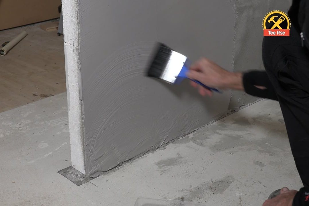 Eloa ylitasoitettuun seinään